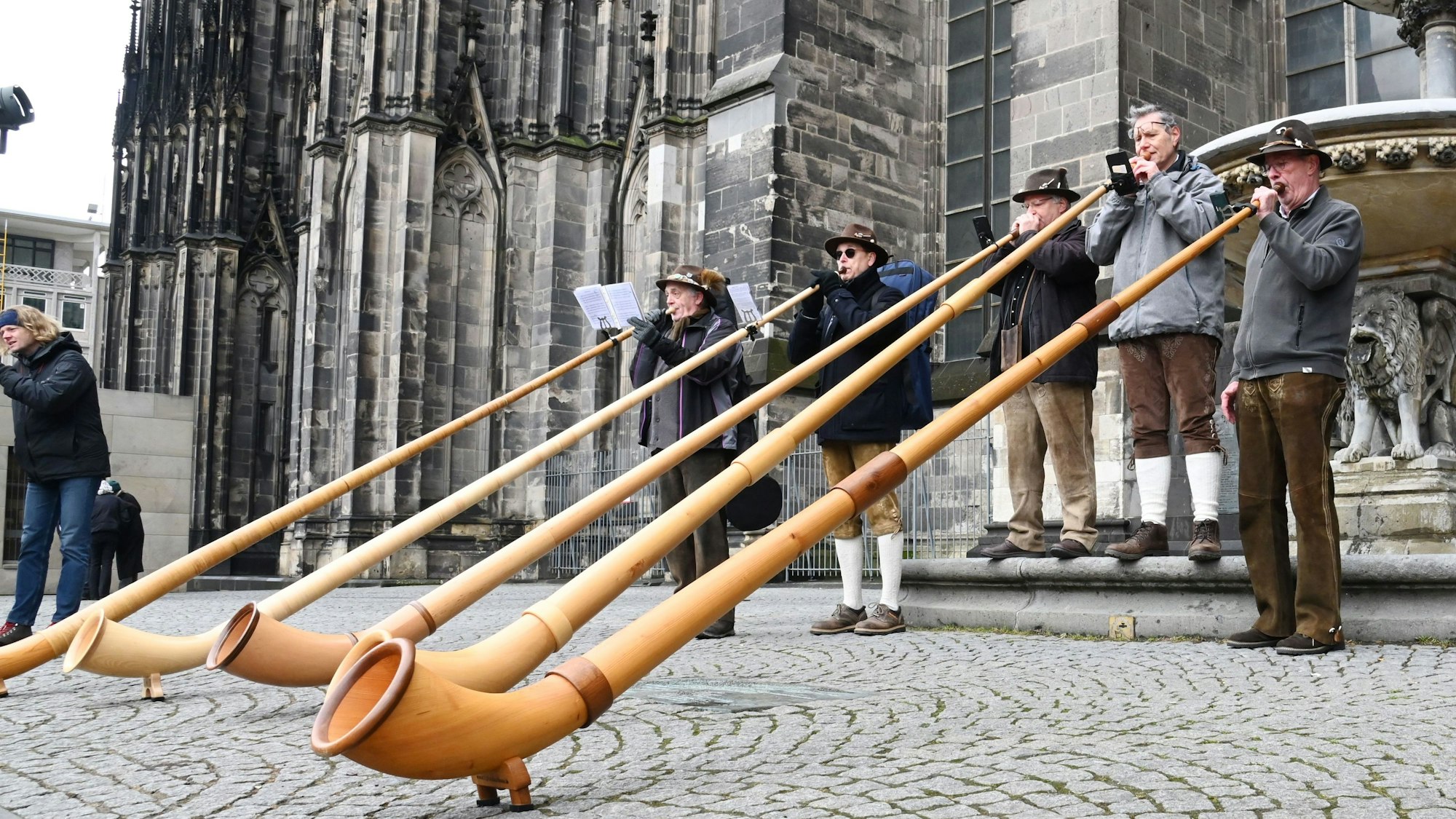 Alphornbläser vor dem Kölner Dom
