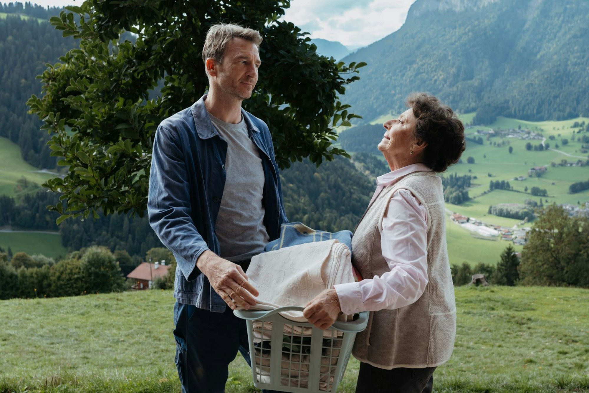 Lisbeth Gruber (Monika Baumgartner) ist um das romantische Wohl ihres Sohnes Hans (Heiko Ruprecht) bemüht und versucht, ihn zu verkuppeln. (Bild: ZDF/Sabine Finger Fotografie)