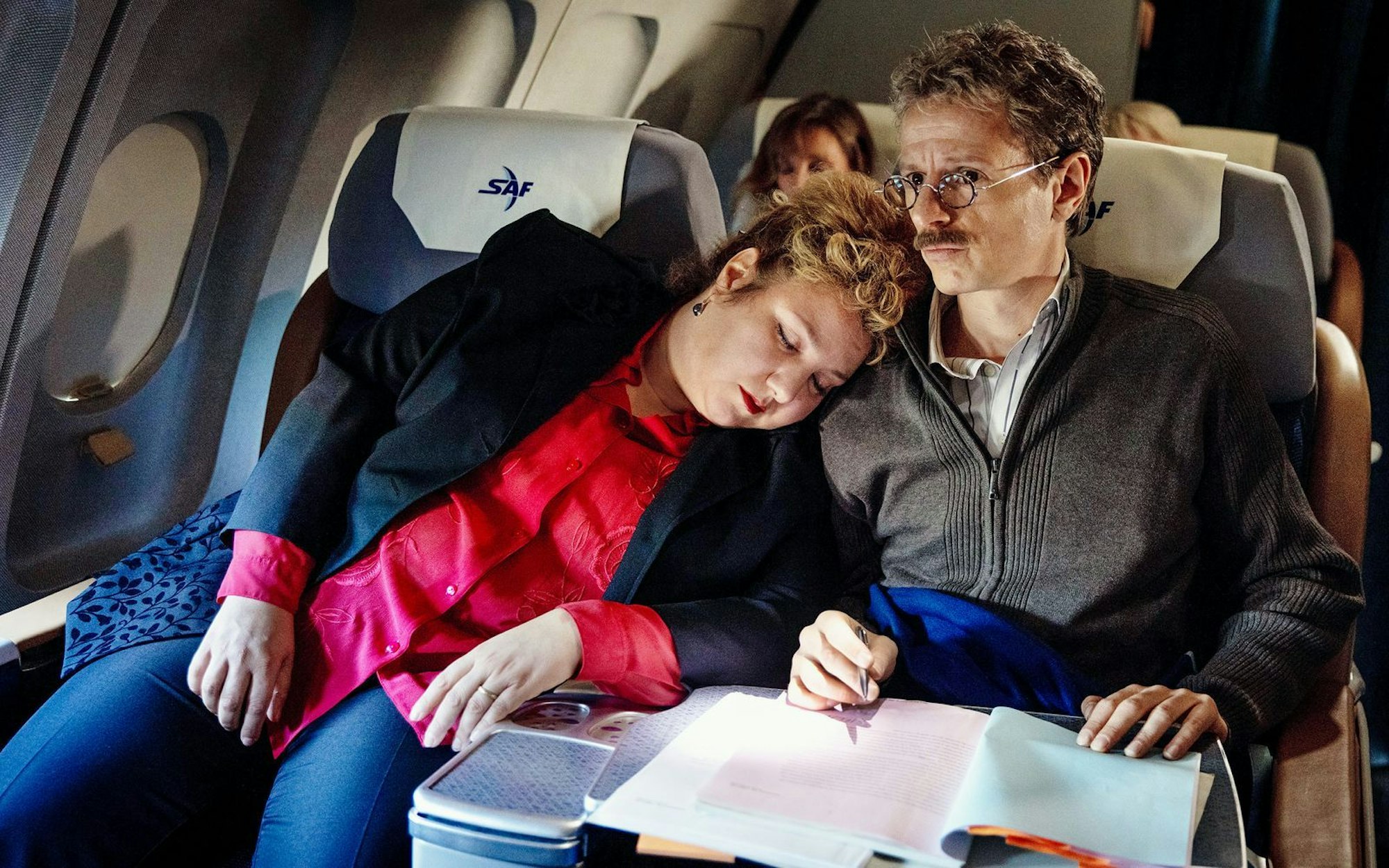 Zwei gegensätzliche Figuren, die sich gemeinsam Großes vorgenommen haben: Rabiye Kurnaz (Meltem Kaptan) und Menschenrechtsanwalt Bernhard Docke (Alexander Scheer) machen sich auf den Weg nach Amerika - mit einer Klage gegen George W. Bush im Gepäck. (Bild: NDR/Pandora Film)