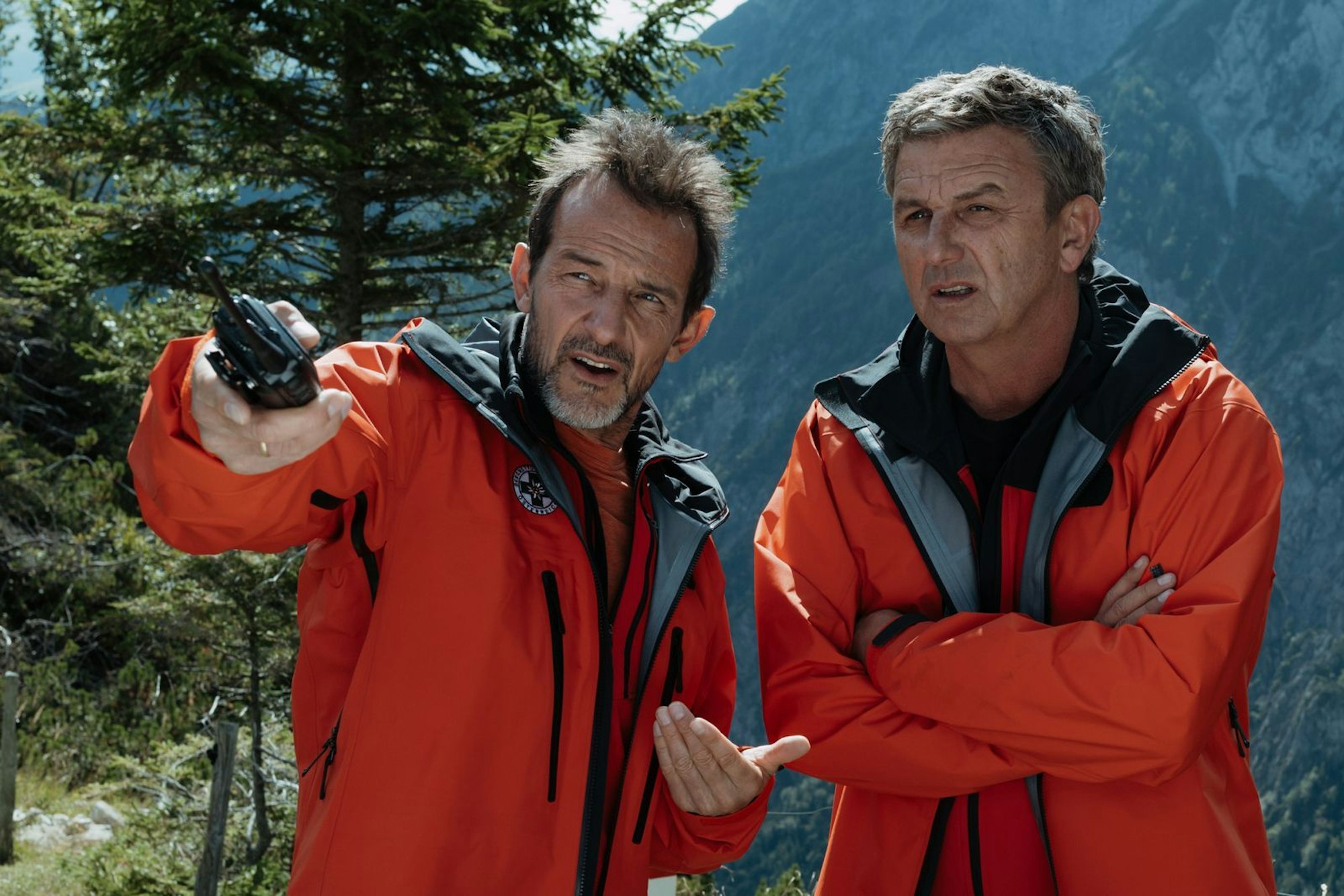 Nicht zu bremsen: Moritz Stölzer (Hans-Werner Meyer, links) ist mit Leib und Seele Bergretter. Aber „Bergdoktor“ Martin Gruber (Hans Sigl) weiß um ein Geheimnis seines Freundes. (Bild: ZDF/Sabine Finger Fotografie)