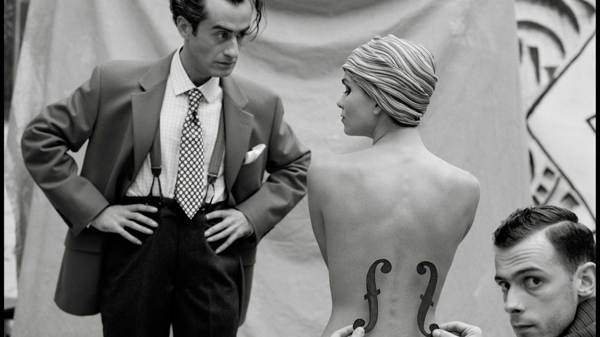 Der in Paris lebende US-Fotograf Mark Arbeit, fotografiert in der Kaune Gallery in Köln. Er ist am Freitag, 20. Februar 2026 zu Gast in der Galerie. Dort werden seine Werke ausgestellt.