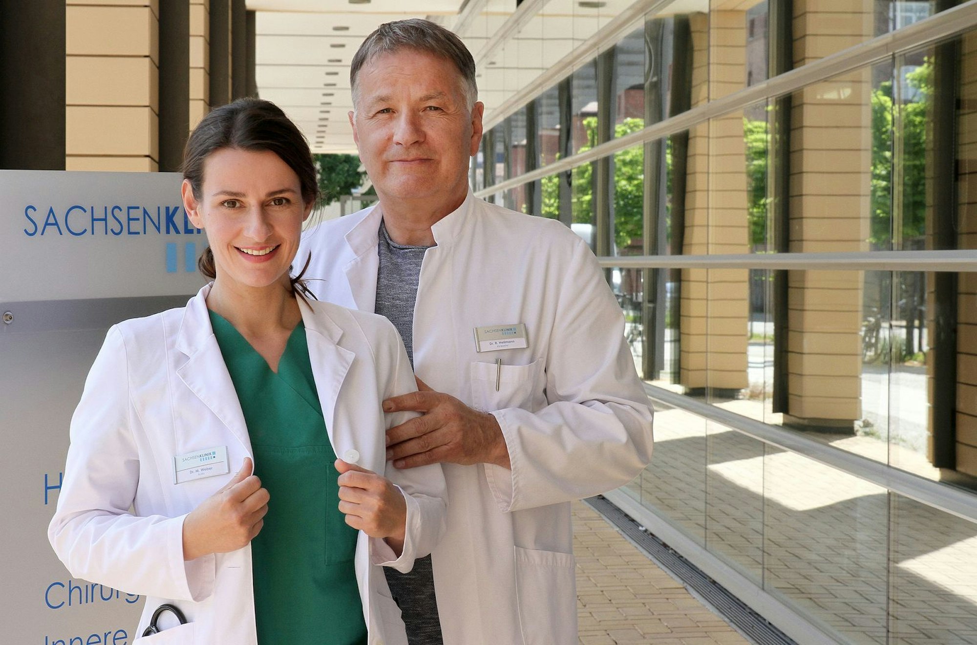 Annett Rennberg spielte seit 2017 an der Seite von Thomas Rühmann. Nun verlässt die Schauspielerin „In aller Freundschaft“. (Bild: MDR/Saxonia/Sebastian Kiss)