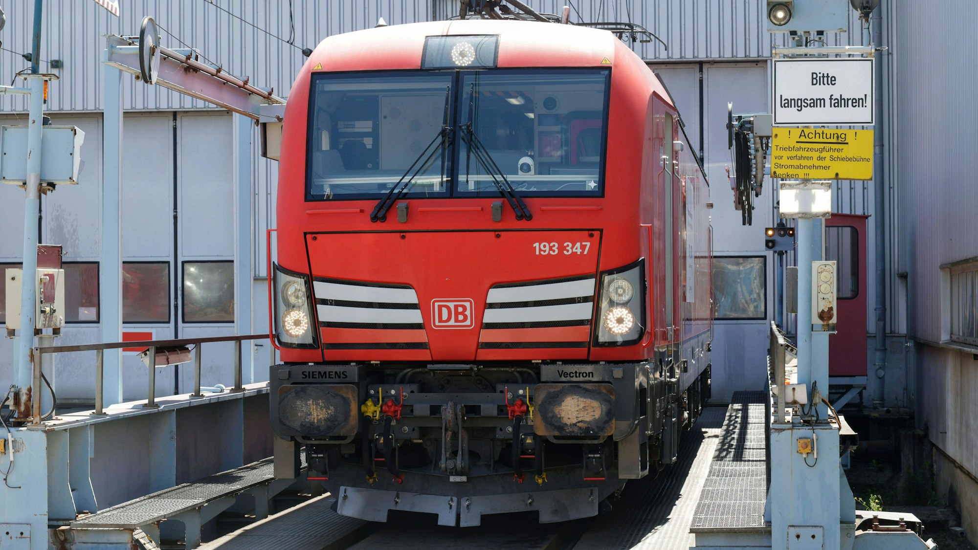 Eine Güterzuglokomotive im Werk Gremberg.