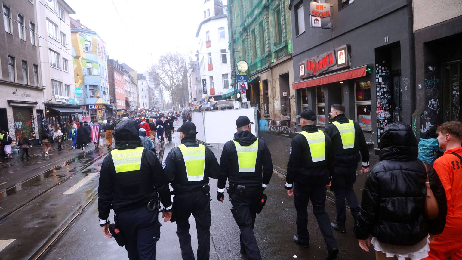 Mitarbeiter vom Ordnungsamt schauen nach dem Rechten. Weiberfastnacht 2026 an der Zülpischer Straße.