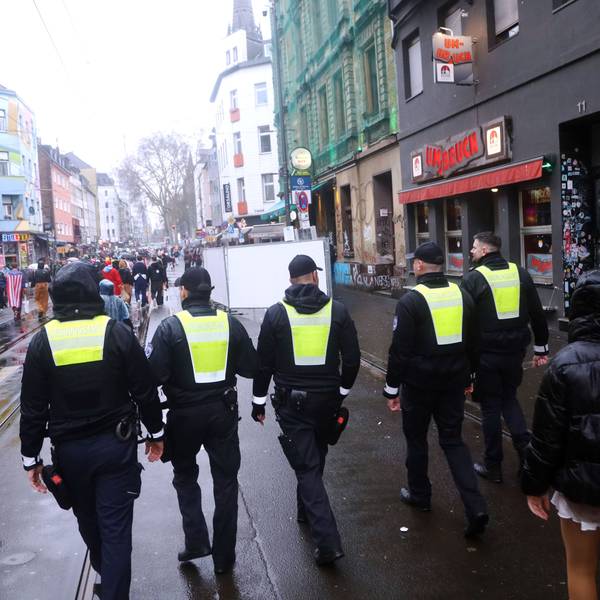 Mitarbeiter vom Ordnungsamt schauen nach dem Rechten. Weiberfastnacht 2026 an der Zülpischer Straße.