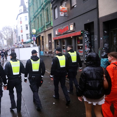 Mitarbeiter vom Ordnungsamt schauen nach dem Rechten. Weiberfastnacht 2026 an der Zülpischer Straße.