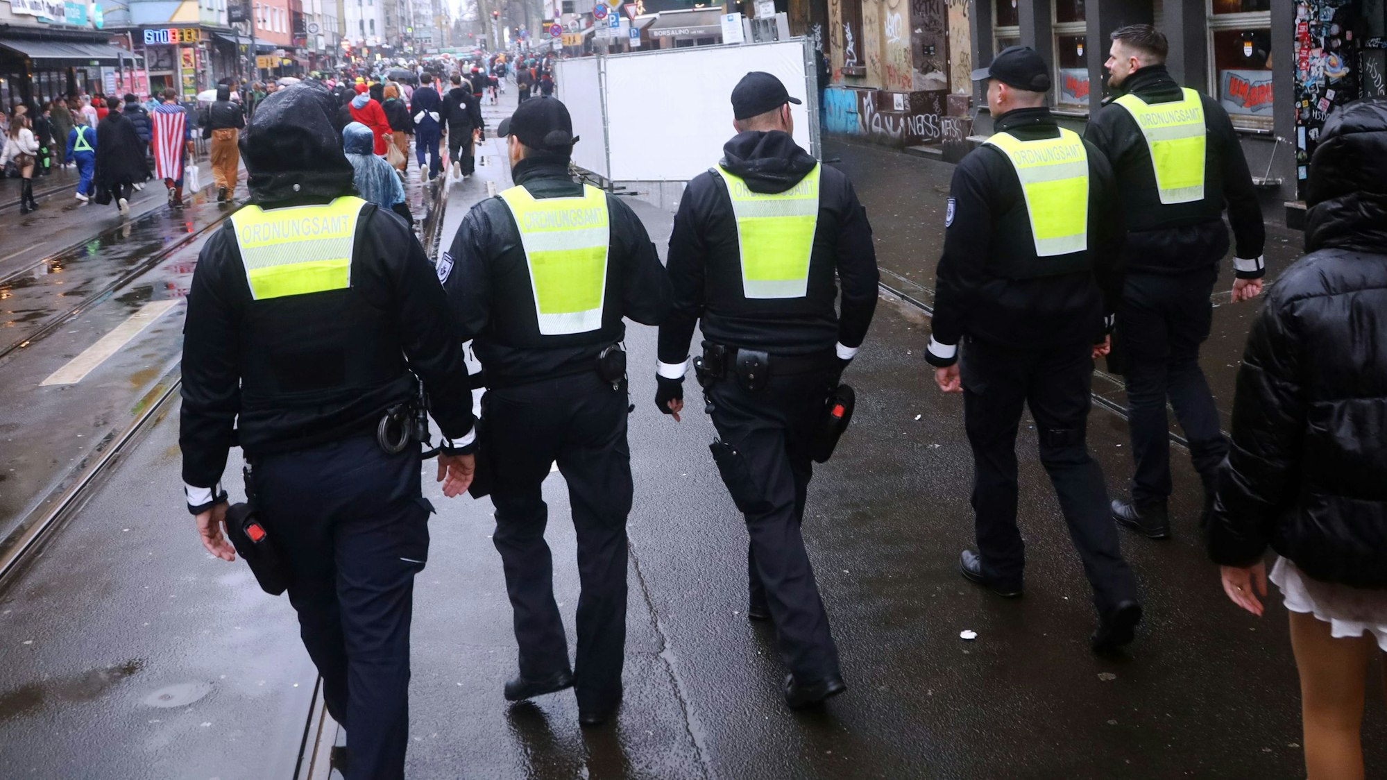 Mitarbeiter vom Ordnungsamt schauen nach dem Rechten. Weiberfastnacht 2026 an der Zülpischer Straße.