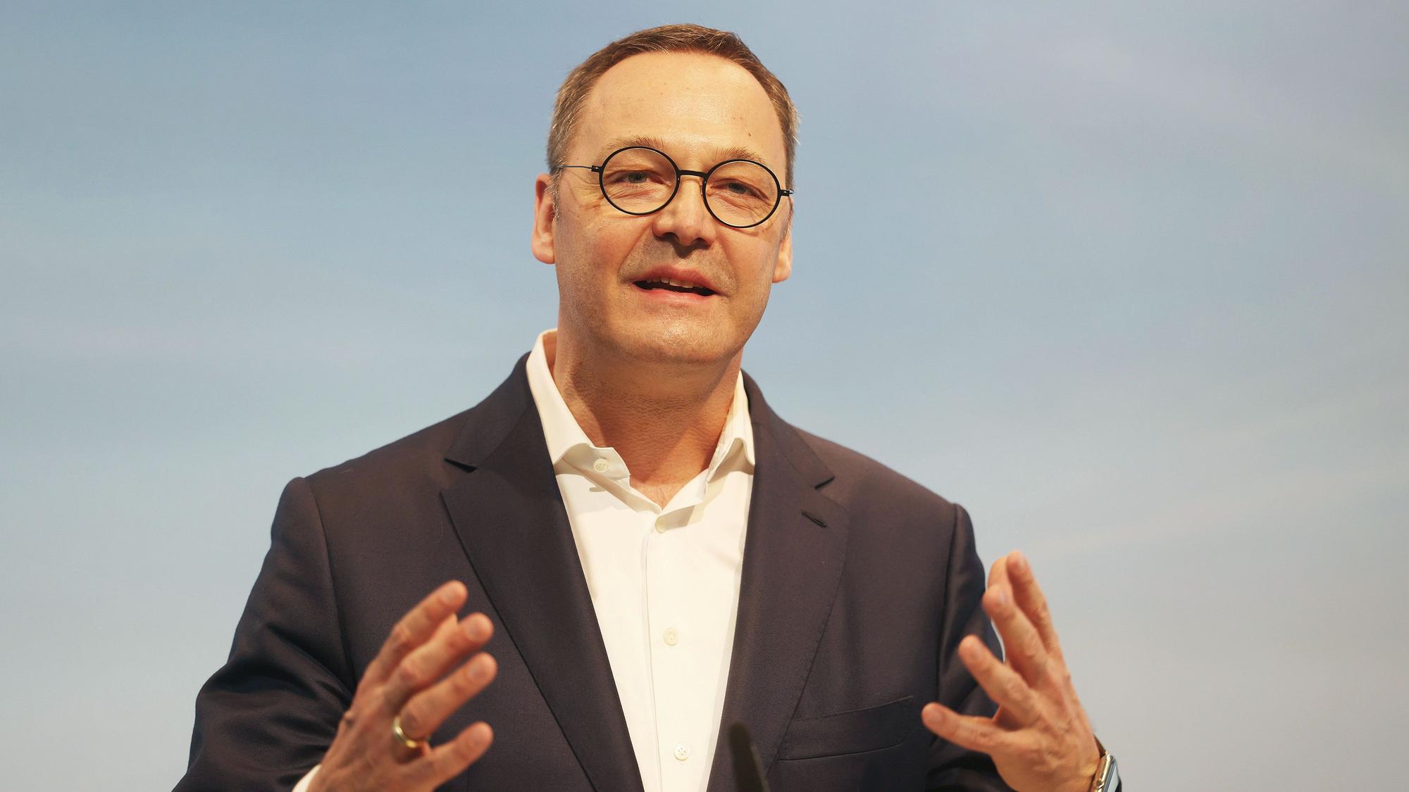 Ein Mann im Anzug