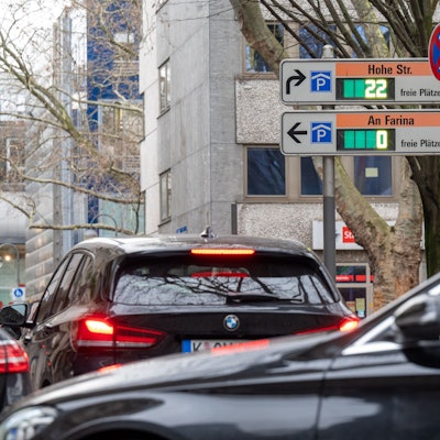 Stau vor einem Parkhaus in der Kölner Innenstadt