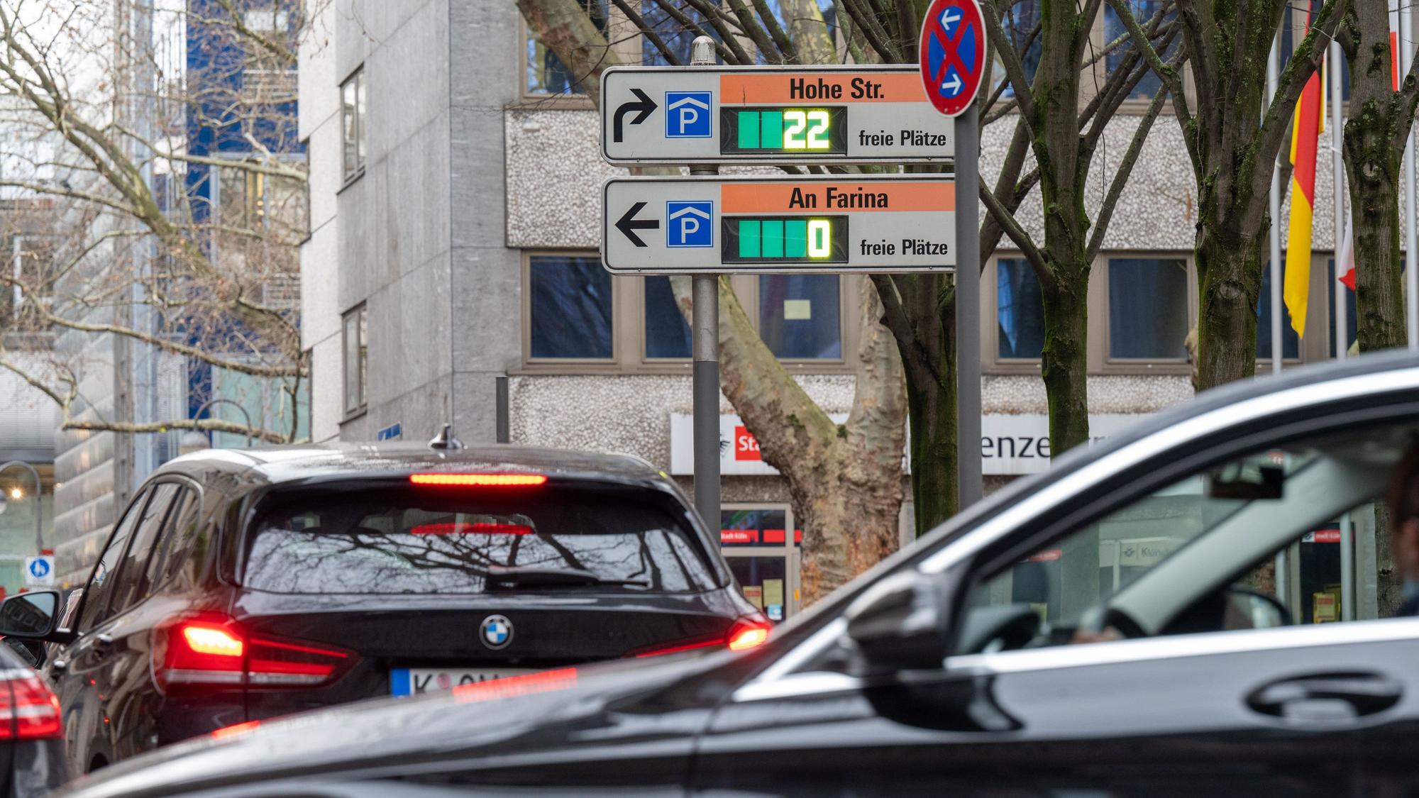 Stau vor einem Parkhaus in der Kölner Innenstadt