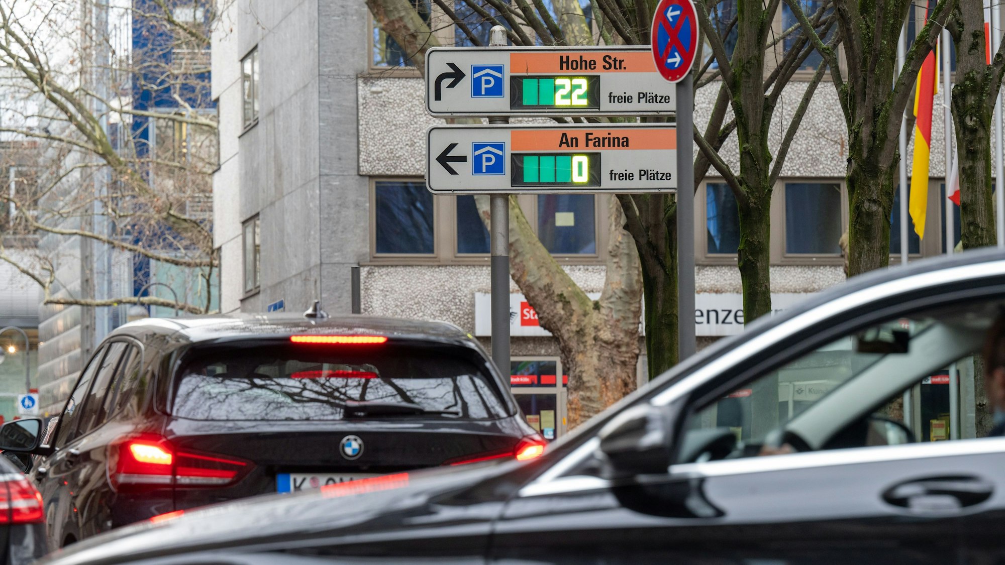 Stau vor einem Parkhaus in der Kölner Innenstadt