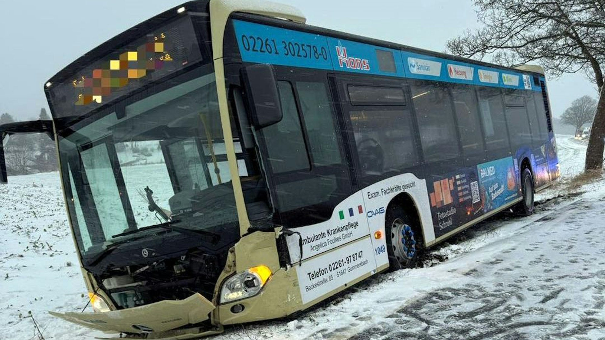 Ein Bus ist bei Wermelskirchen von einer winterlichen Straße abgekommen.
