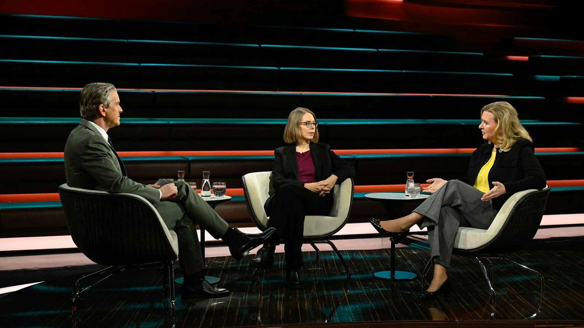 Bei „Markus Lanz“ analysierten Eva Quadbeck (rechts) und Anne Brorhilker, warum es in Deutschland oft eine unzureichende Verfolgung von Wirtschaftskriminalität gibt. (Bild: ZDF / Markus Hertrich)