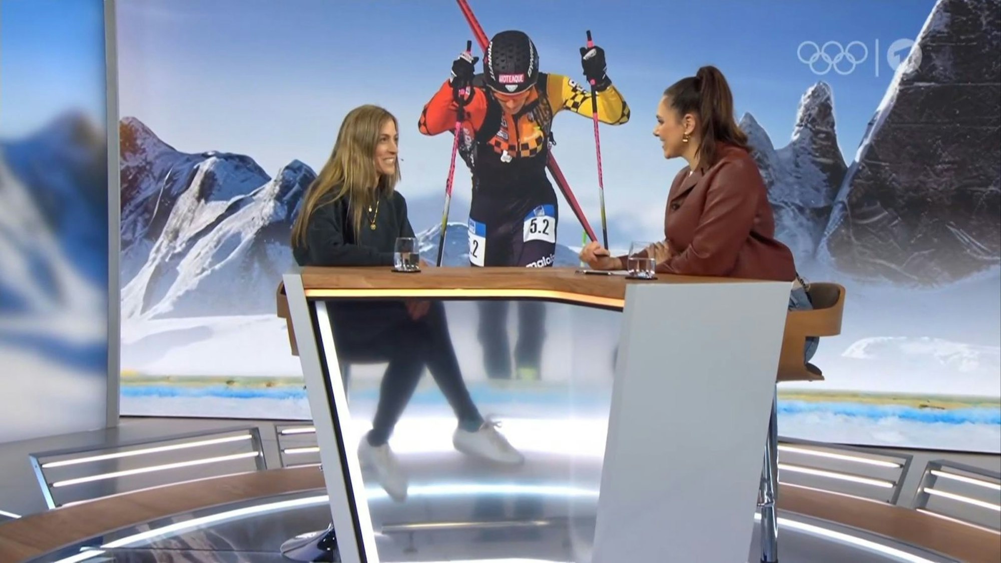 Esther Sedlaczek (r.) und Gela Allmann freuen sich über Platz vier für Tatjana Paller (Bild: ARD)