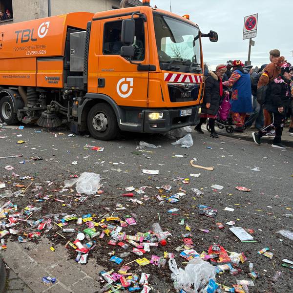 Mitarbeiter der TBL säubern nach dem Karnevalszug die Straße.
