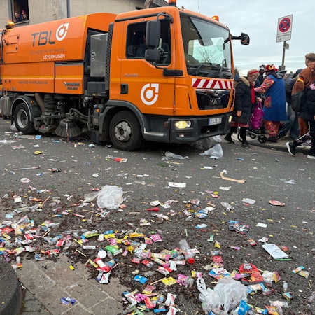 Mitarbeiter der TBL säubern nach dem Karnevalszug die Straße.
