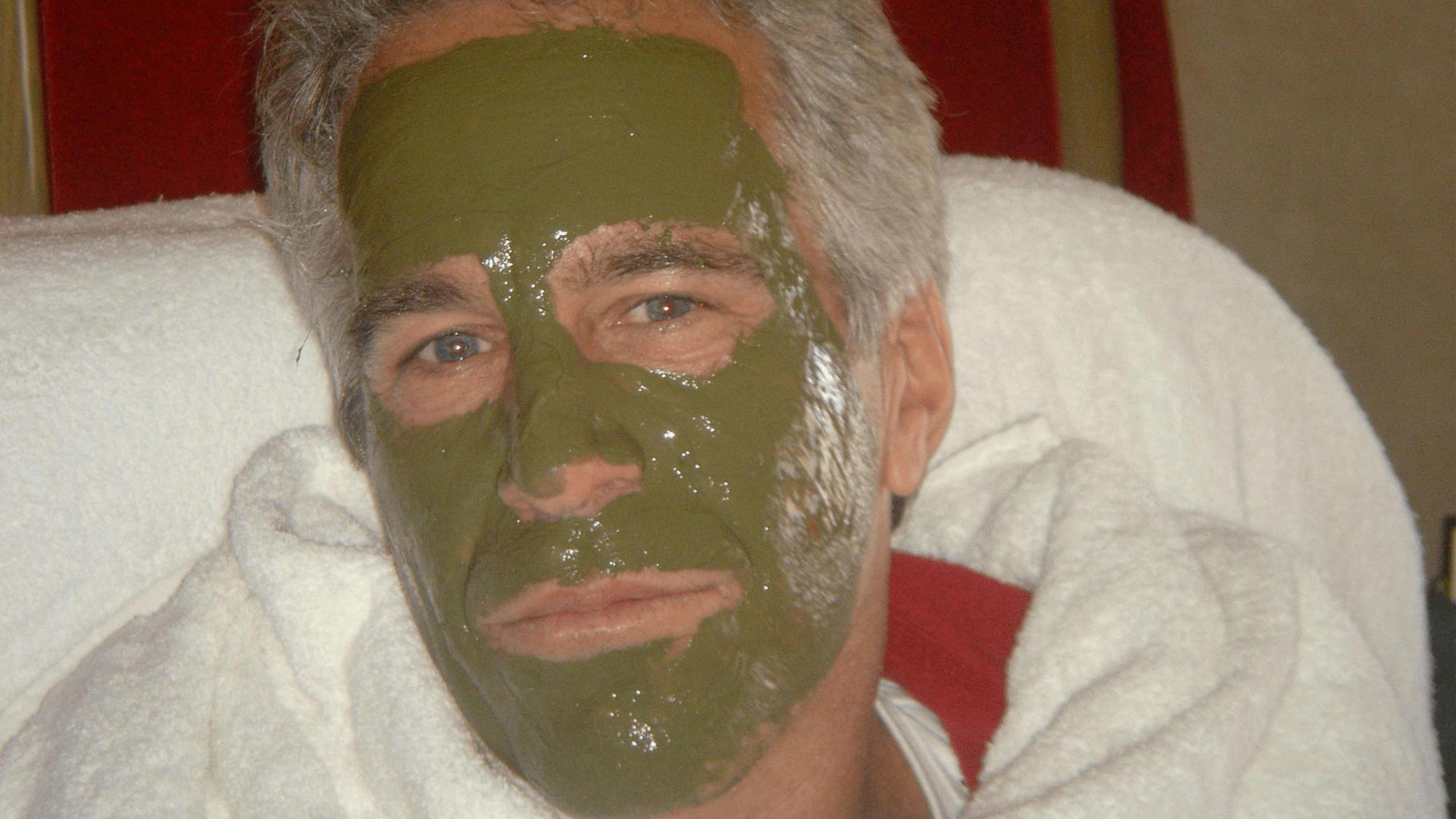 Jeffrey Epstein mit einer Gesichtsmaske.