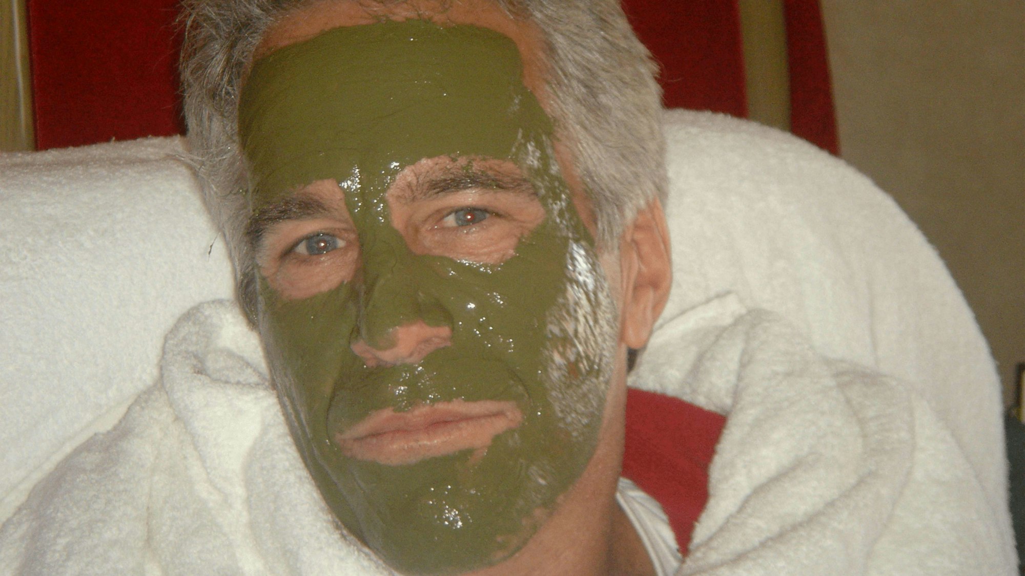 Jeffrey Epstein mit einer Gesichtsmaske.