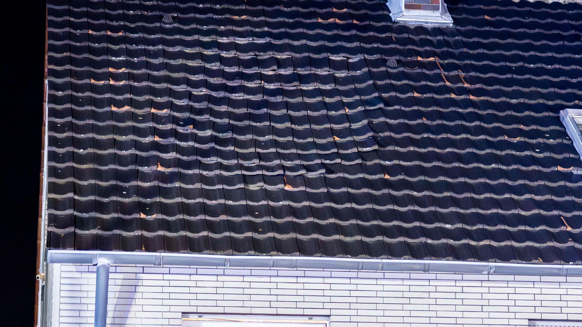 Das Bild zeigt den Dachstuhl nach der Verpuffung. Auf einer etwa neun Quadratmeter großen Fläche ist eine Verformung zu erkennen.