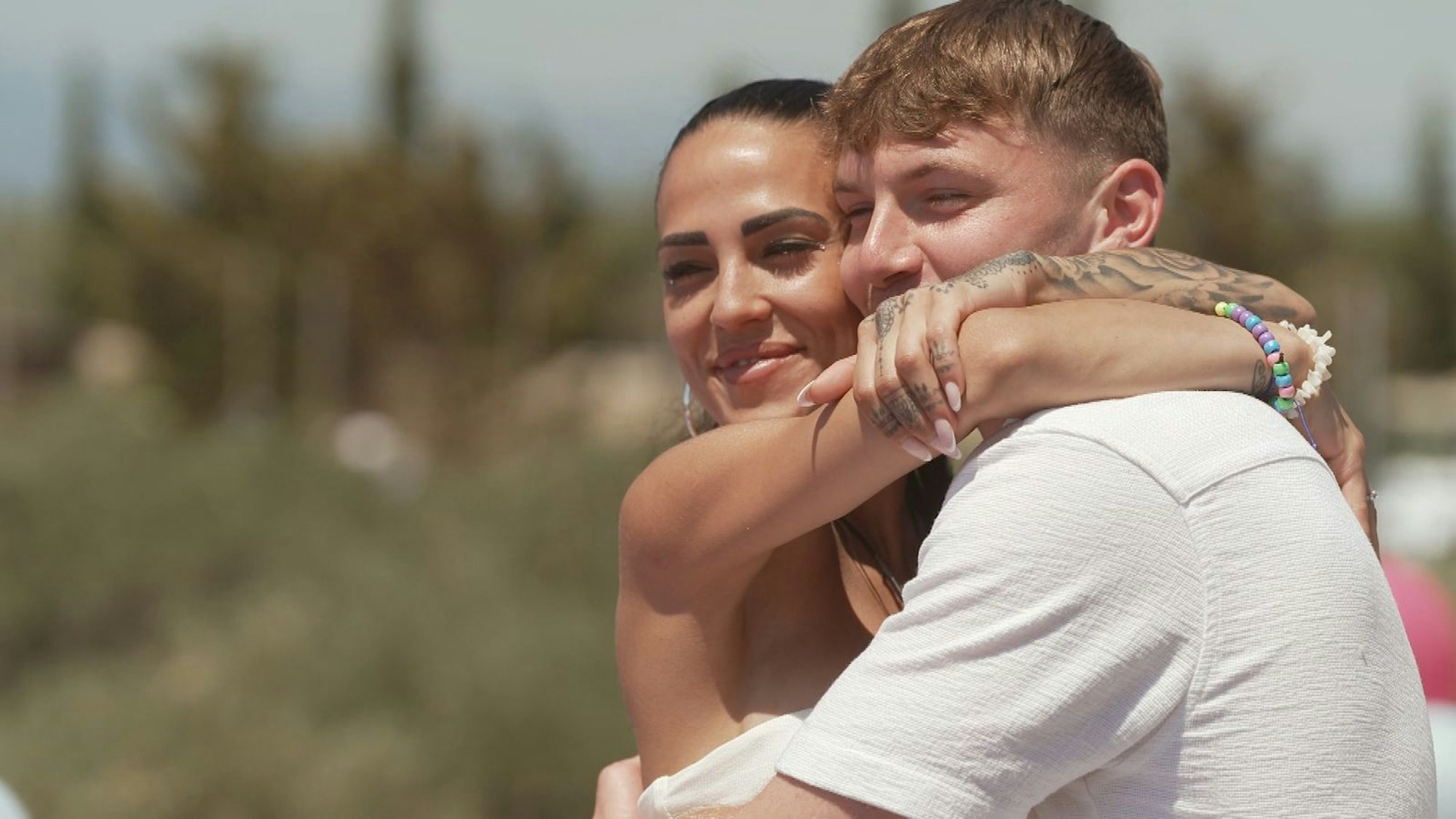 Ferris beichtet Elena, dass er vergeben ist - sie nimmt es locker auf. (Bild: RTL)