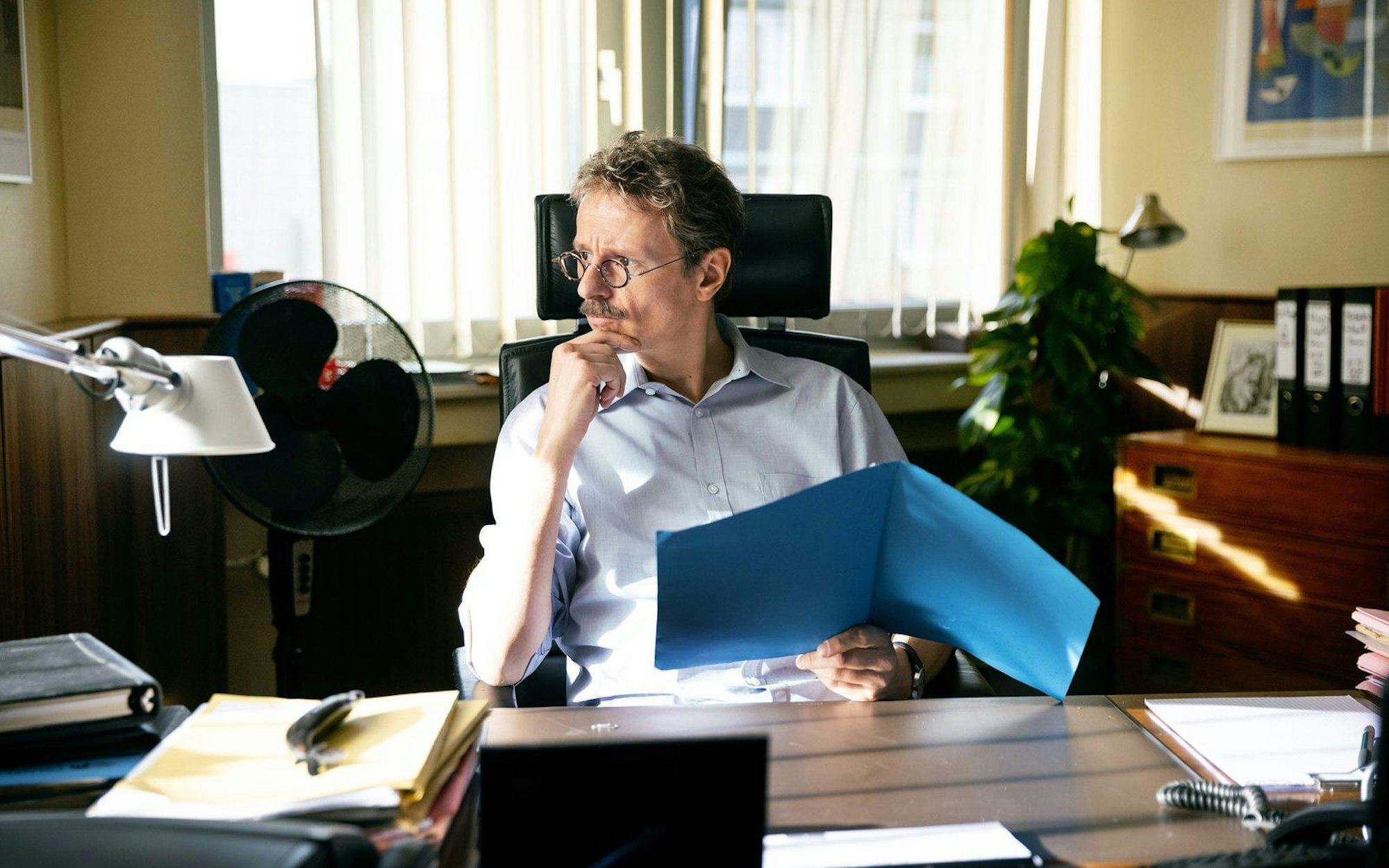 Alexander Scheer verkörpert den Menschenrechtsanwalt Bernhard Docke als nüchternen, zuweilen leicht unterkühlten Mann der Vernunft. (Bild: NDR/Pandora Film)