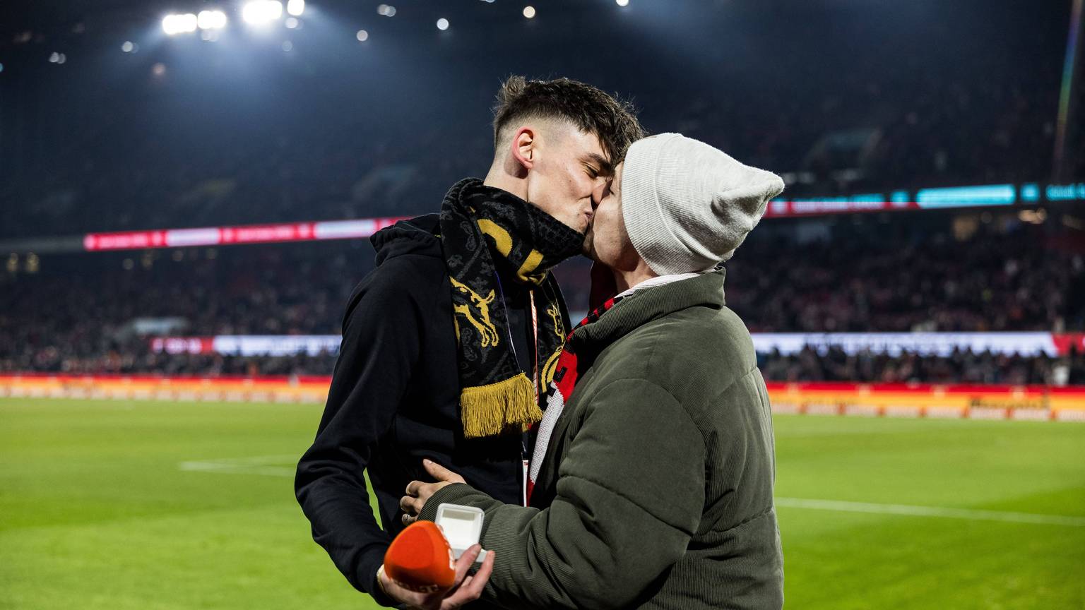 Pascal Kaiser hat seinem Freund im Stadion des 1. FC Köln einen Heiratsantrag gemacht.