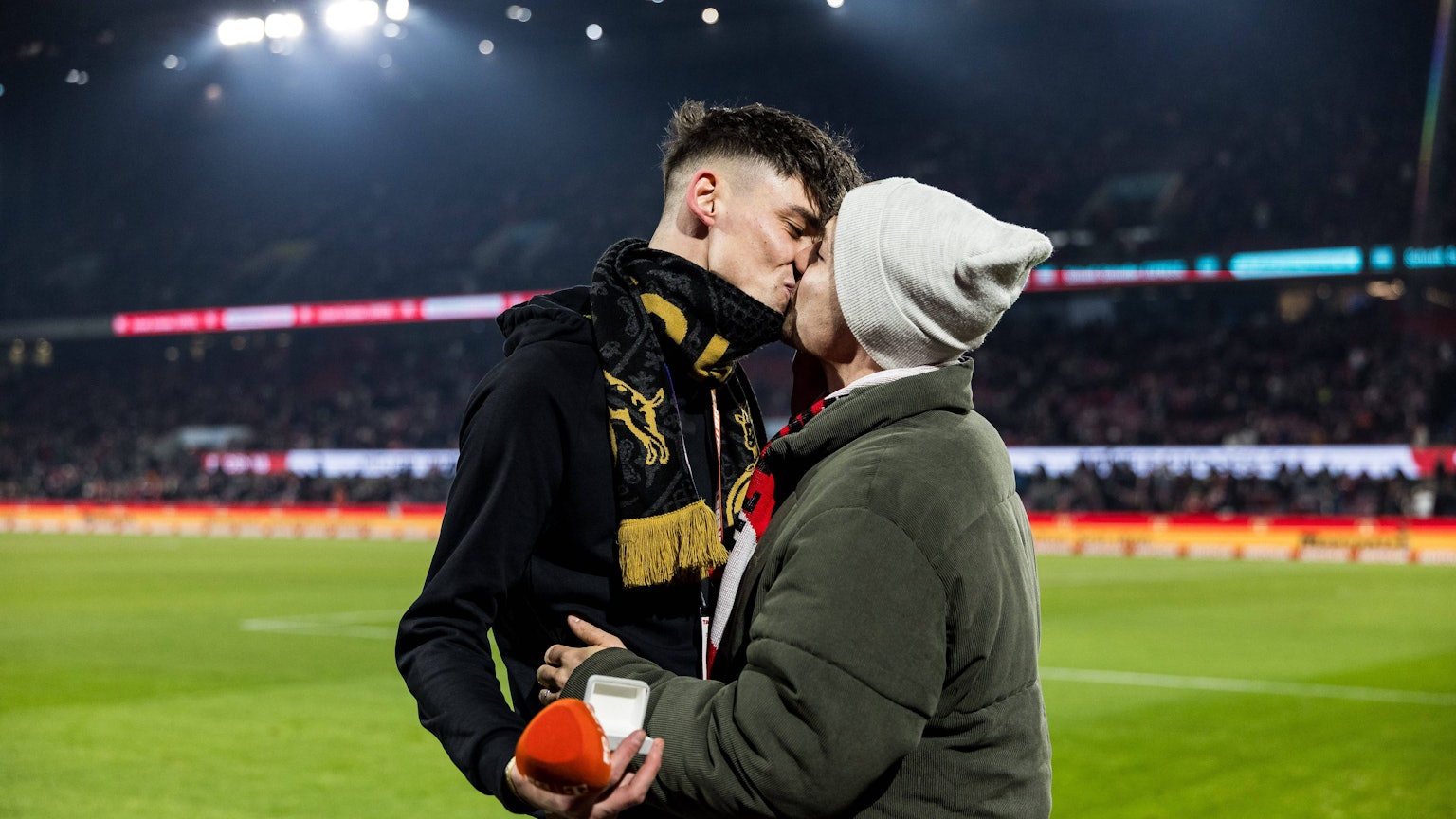 Pascal Kaiser hat seinem Freund im Stadion des 1. FC Köln einen Heiratsantrag gemacht.