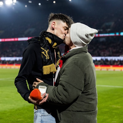 Pascal Kaiser hat seinem Freund im Stadion des 1. FC Köln einen Heiratsantrag gemacht.