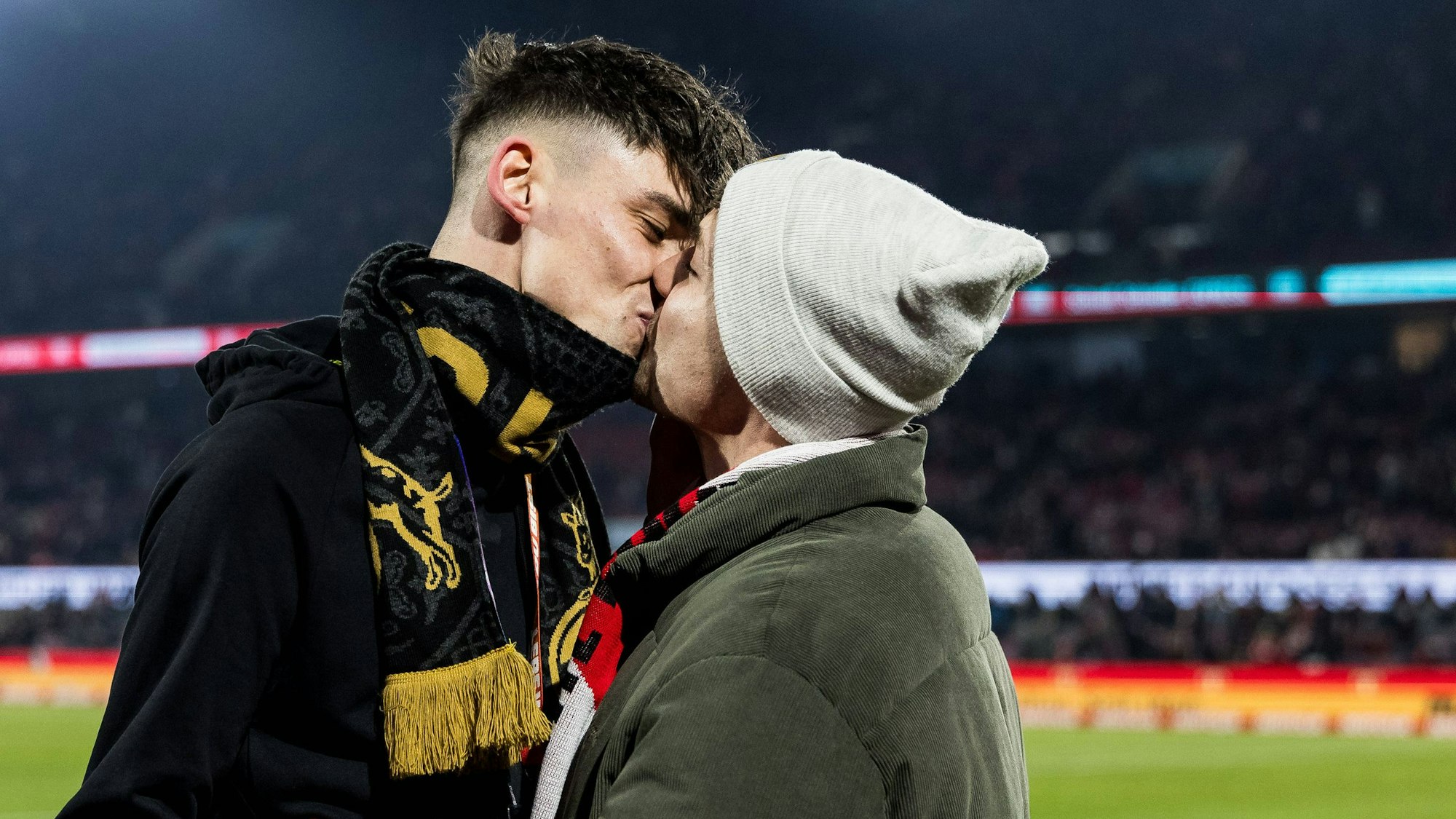 Pascal Kaiser hat seinem Freund im Stadion des 1. FC Köln einen Heiratsantrag gemacht.