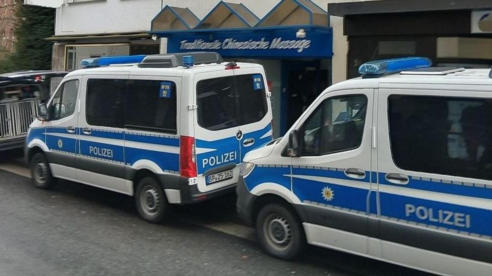 Das Bild zeigt Polizeifahrzeug vor einem Massagestudio in Brühl.