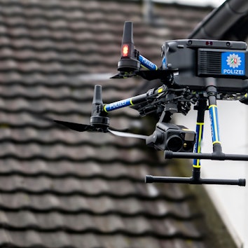 Das Bild zeigt die neue Polizei-Drohne im Flug.