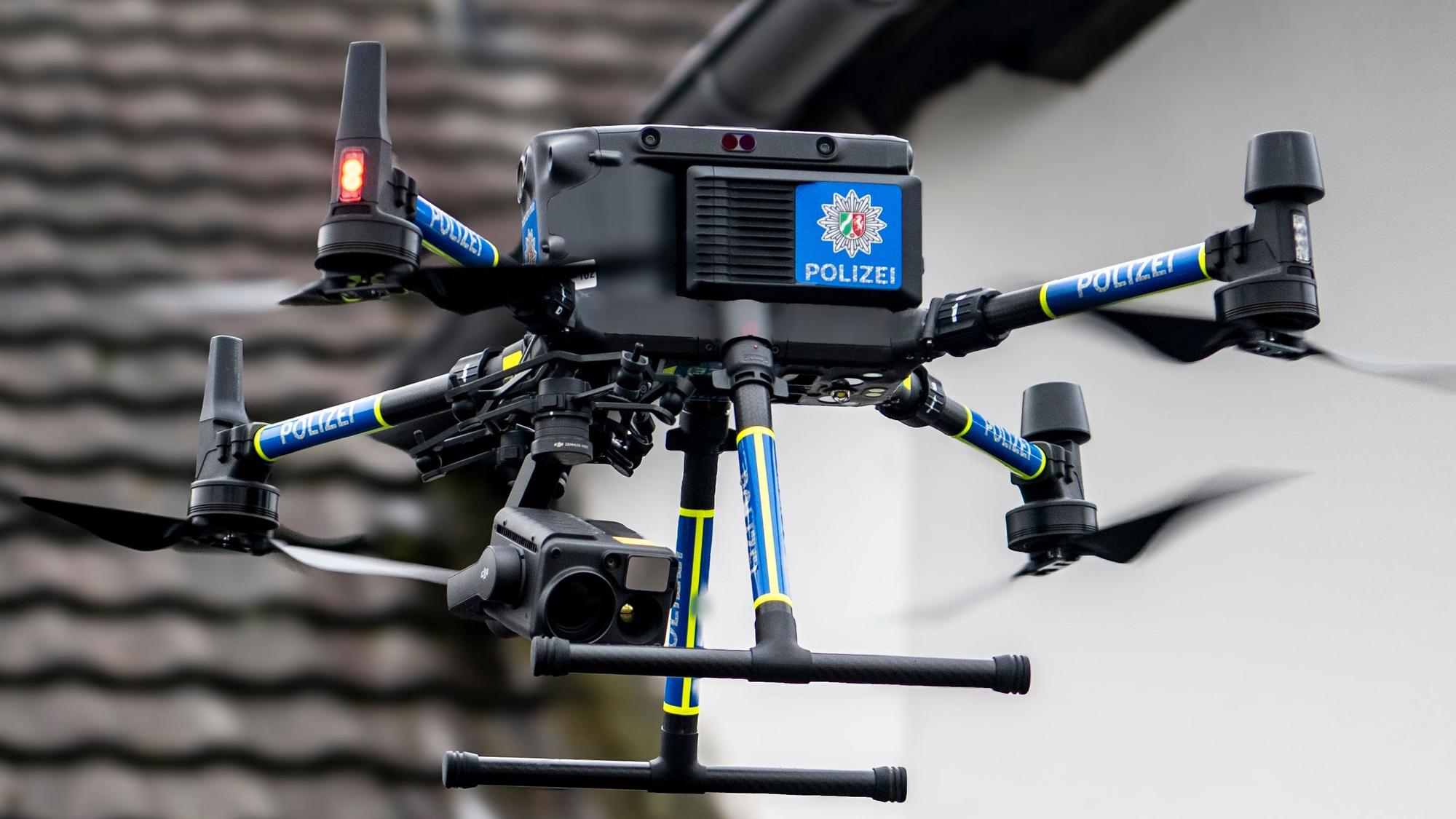 Das Bild zeigt die neue Polizei-Drohne im Flug.