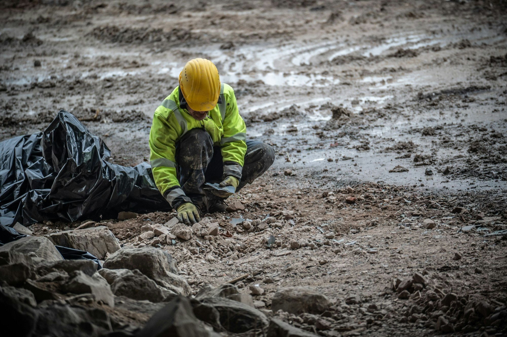 Autobahn1 Abbruch der Hochstraße A über der Dhünn. Dabei blättert der Schutzanstrich ab. Die Blätter liegen überall herum. Bild: Ralf Krieger