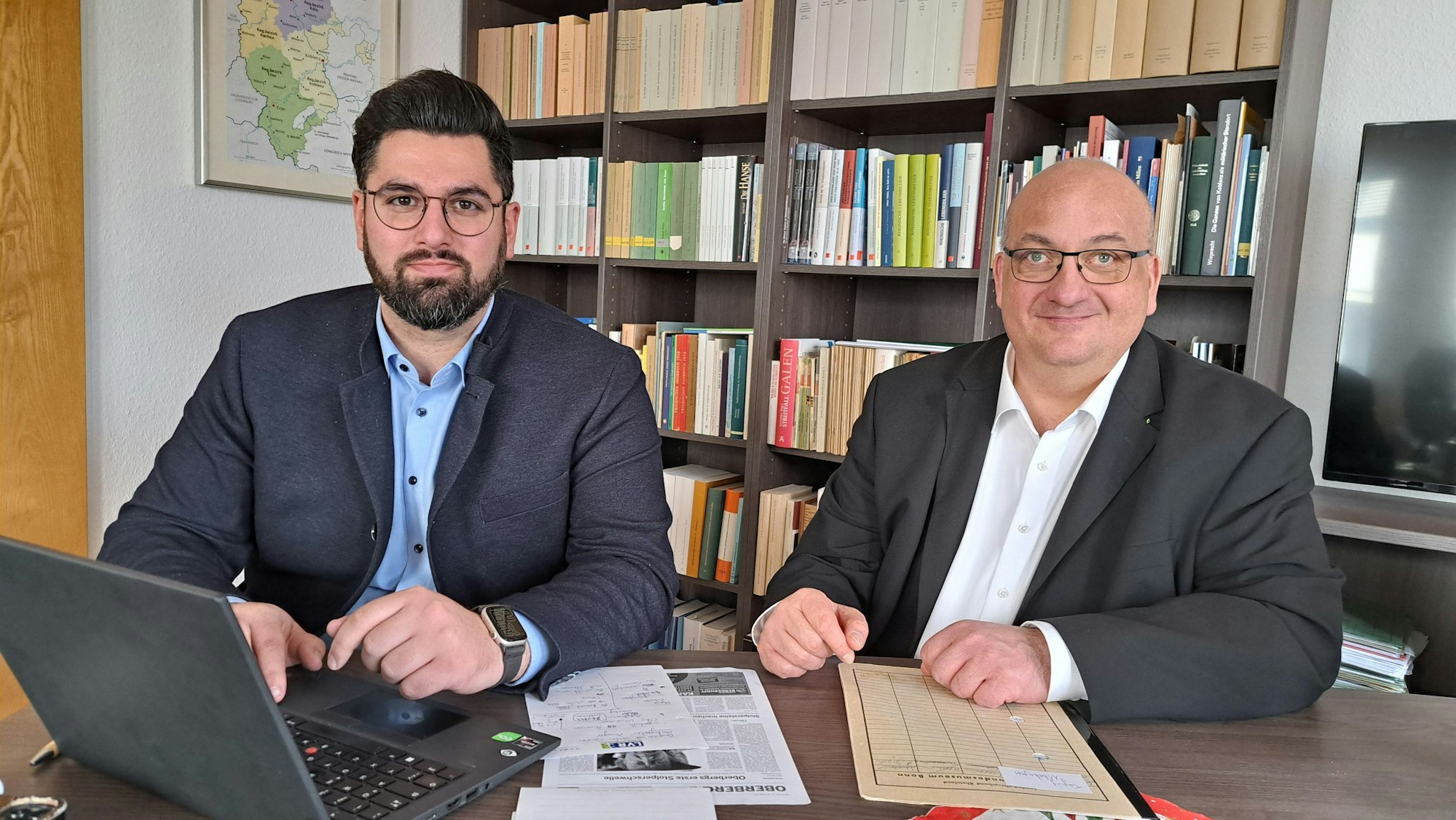 Das Foto zeigt Keywan Klaus Münster und Helmut Rönz, LVR-Institut für Landeskunde und Regionalgeschichte in Bonn