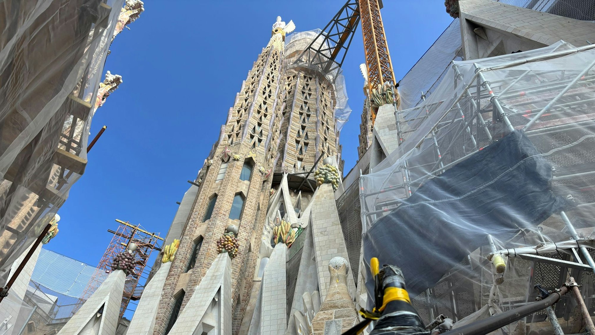 Mit der Krönung des Jesusturms mit einem in Deutschland gebauten begehbaren Kreuz hat die Basilika Sagrada Família in Barcelona ihre endgültige Höhe von 172,50 Metern erreicht. Bis zur Fertigstellung des 1882 begonnenen Baus wird es aber noch mindestens bis 2034 dauern.