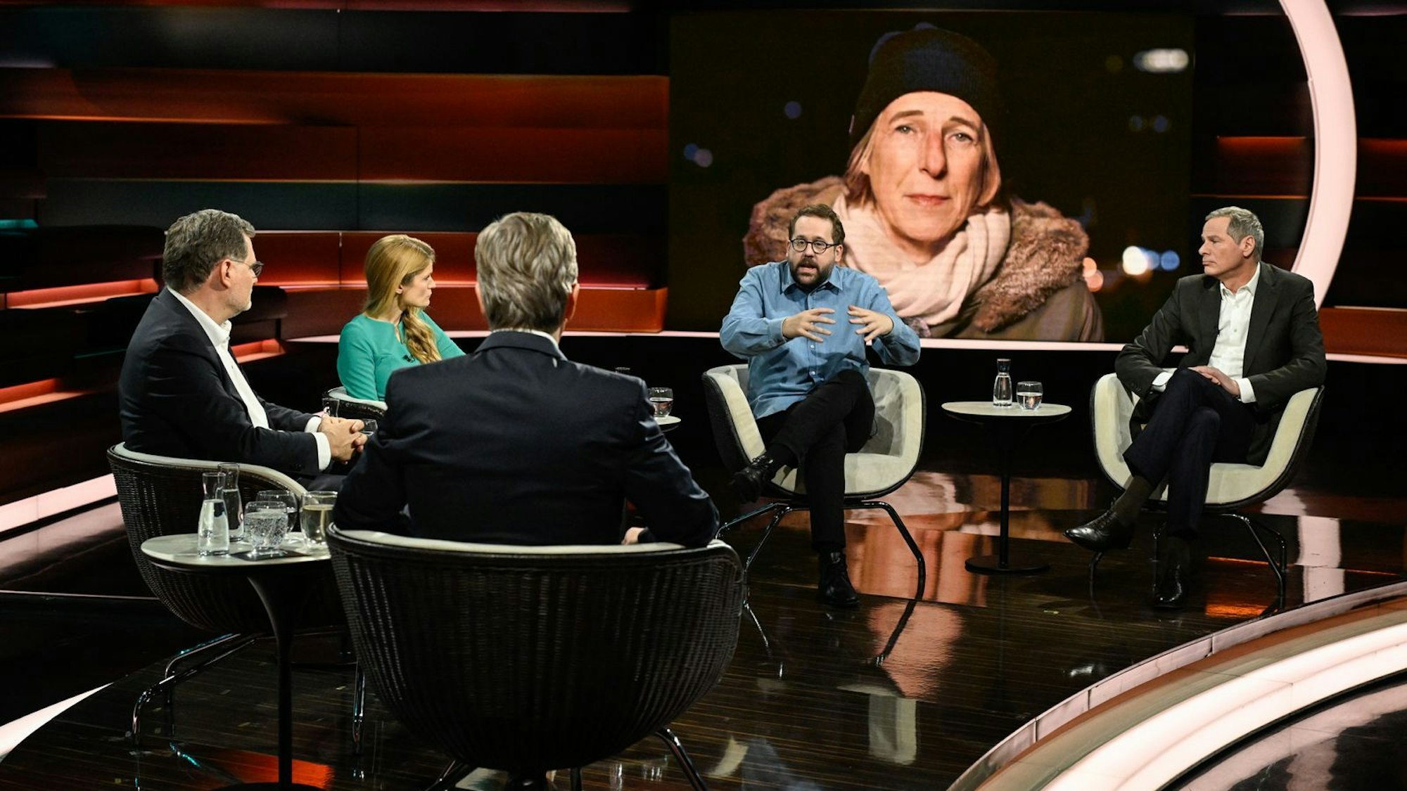 ZDF-Korrespondentin Katrin Eigendorf, die aus der Ukraine zugeschaltet war, erläuterte, wie schwer der Winter der ukrainischen Bevölkerung zusetzt. (Bild: ZDF / Markus Hertrich)