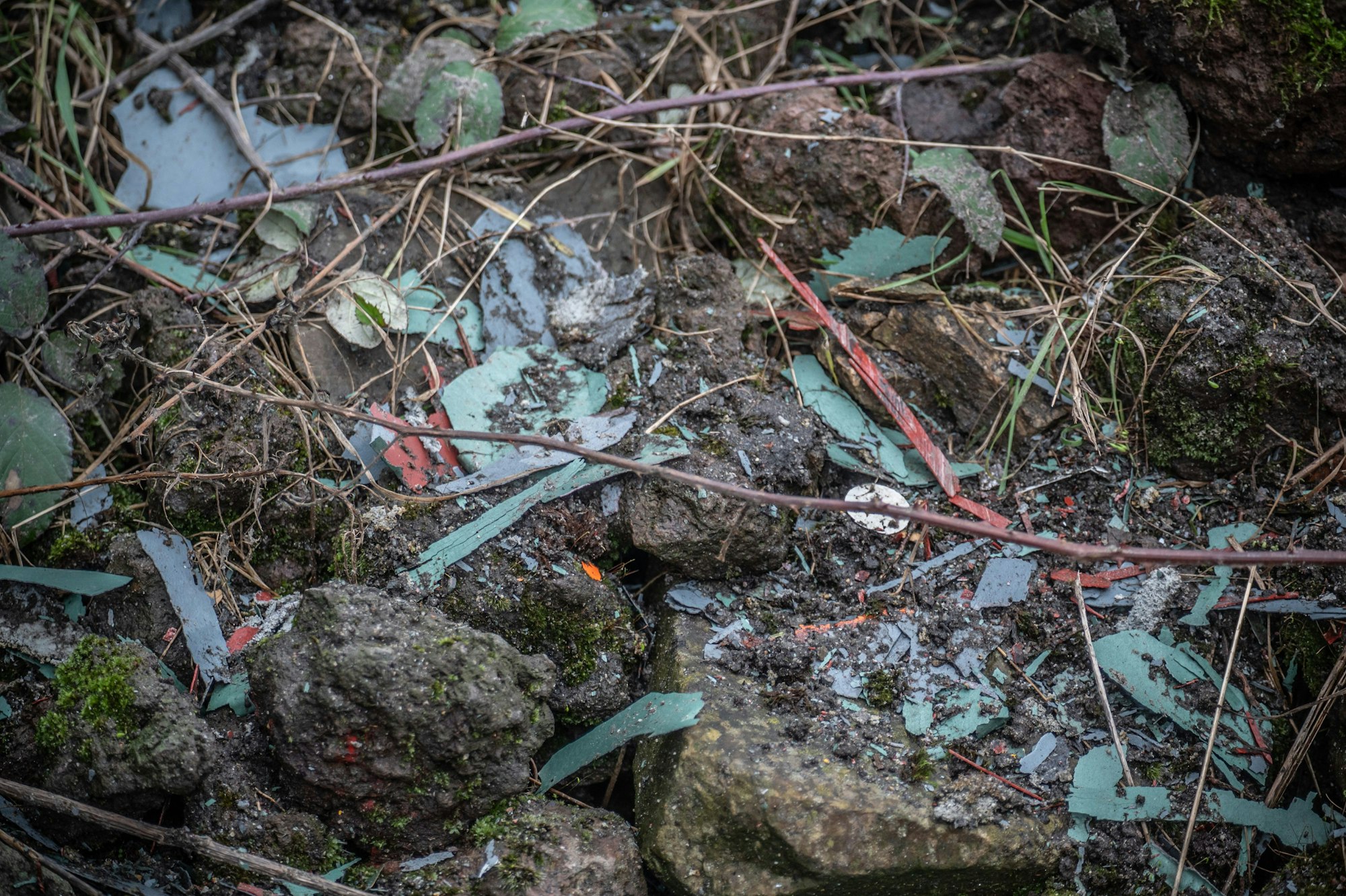 Im Baufeld liegen die Splitter des Schutzanstrichs der alten Hochstraße A.