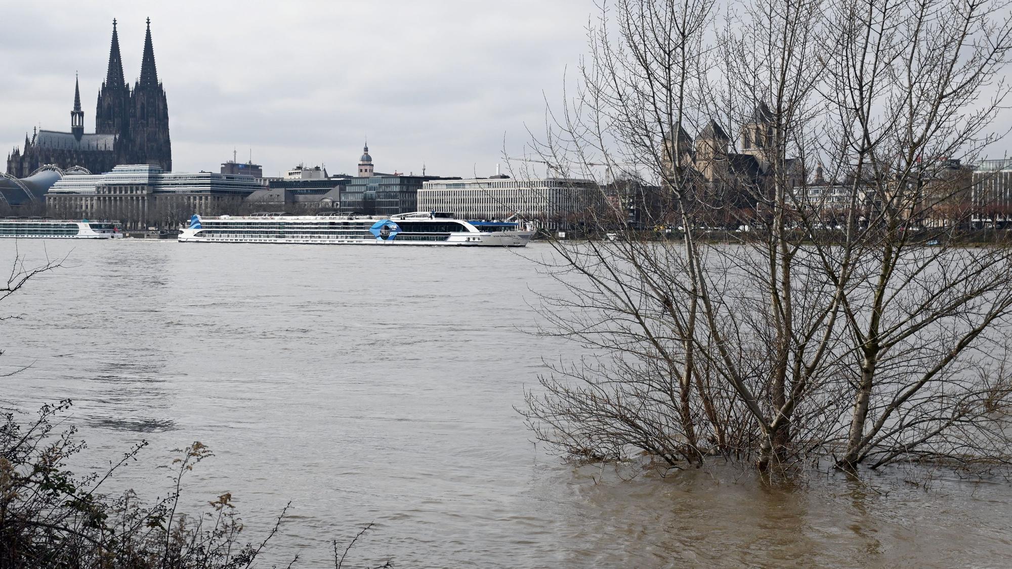 Blick aus dem Rheinpark auf den Rhein in Köln. Der Dom steht oben links im Bild. Ab 6,20 Meter Rheinpegel kommt es zu Einschränkungen für die Schifffahrt.
