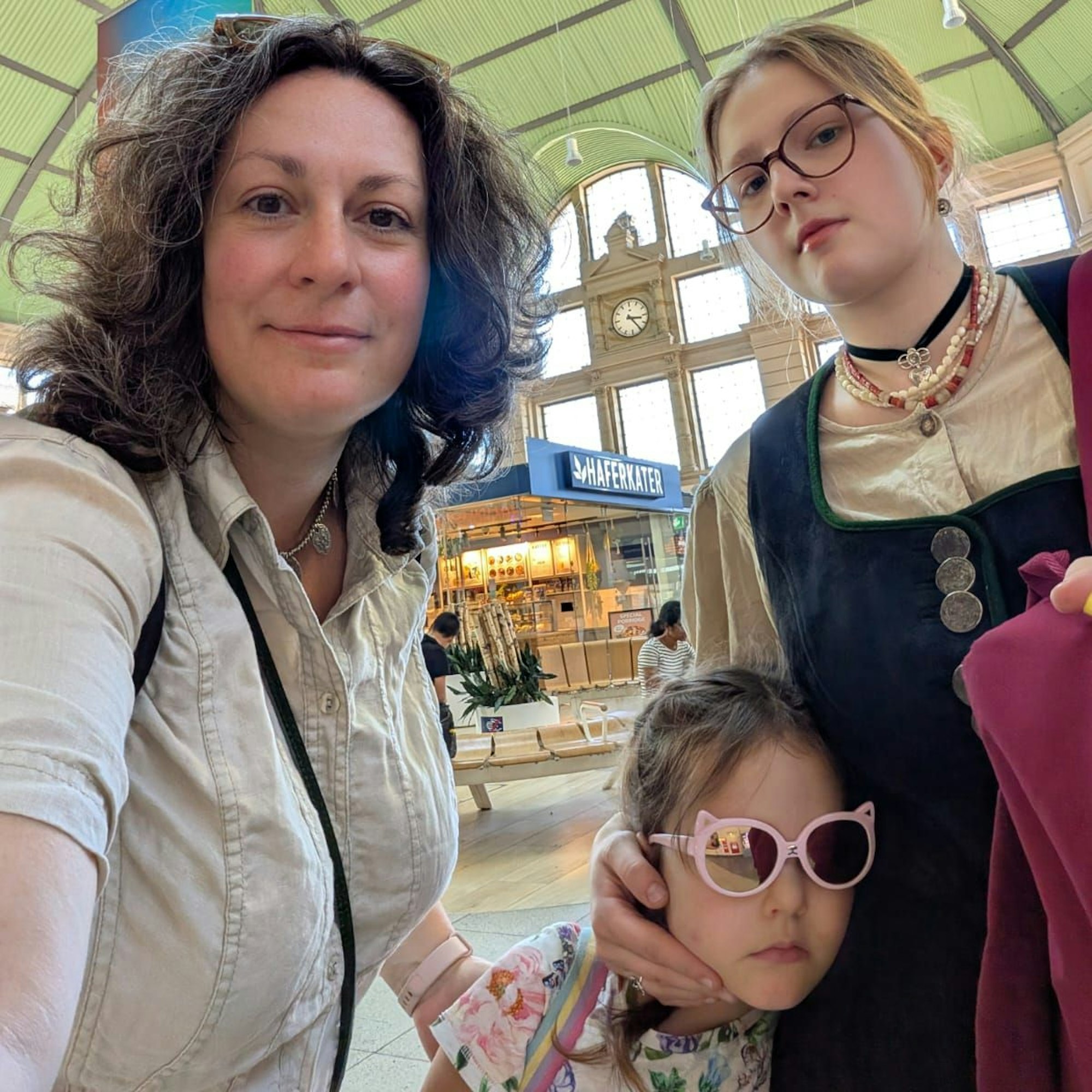 Bild von Mutter und zwei Töchtern, im Hintergrund eine Shoppingmall