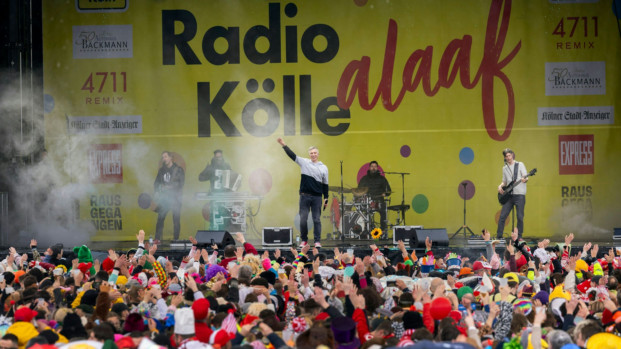 12.02.2026, Köln: Die Weiberfastnachtsbühne von Radio Köln im Tanzbrunnen.
Foto: Michael Bause
