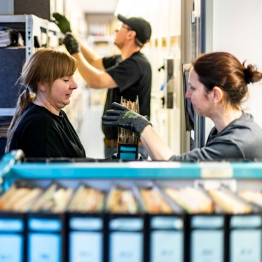 Das Bild zeigt das Team des Euskirchener Stadtarchivs beim Verladen von Aktenordnern.