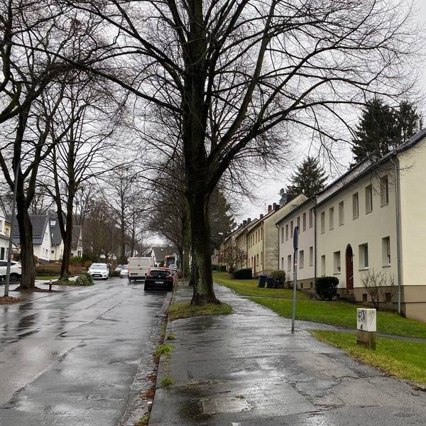 Zu sehen sind die bestehenden Gebäude an der Liblarer Straße.