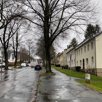Zu sehen sind die bestehenden Gebäude an der Liblarer Straße.