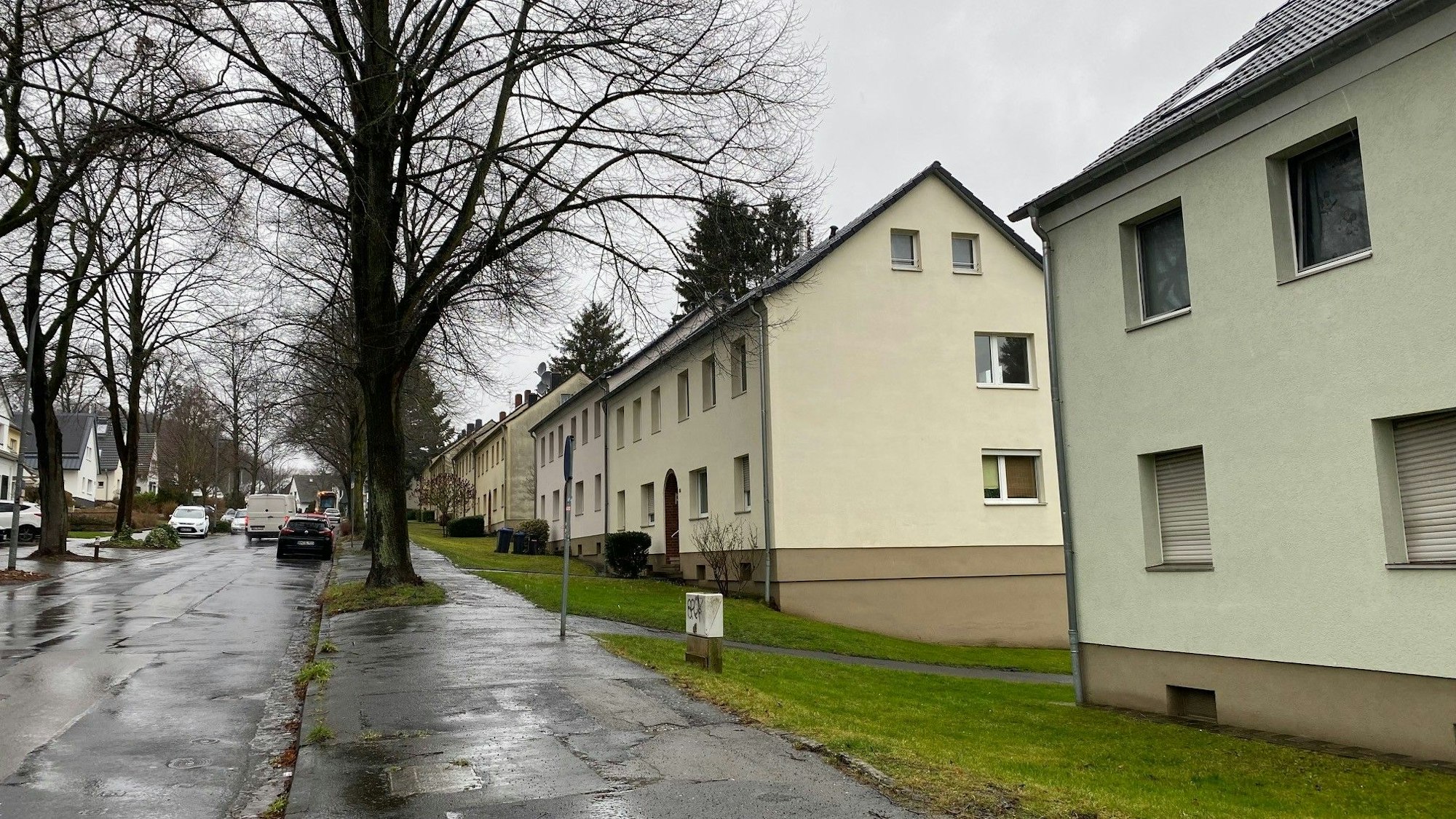 Zu sehen sind die bestehenden Gebäude an der Liblarer Straße.