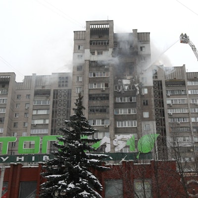 Feuerwehrleute löschen ein Feuer in einem Hochhaus in Dnipro nach einem Drohnenangriff.