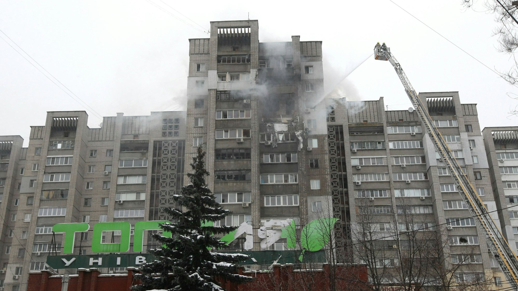Feuerwehrleute löschen ein Feuer in einem Hochhaus in Dnipro nach einem Drohnenangriff.