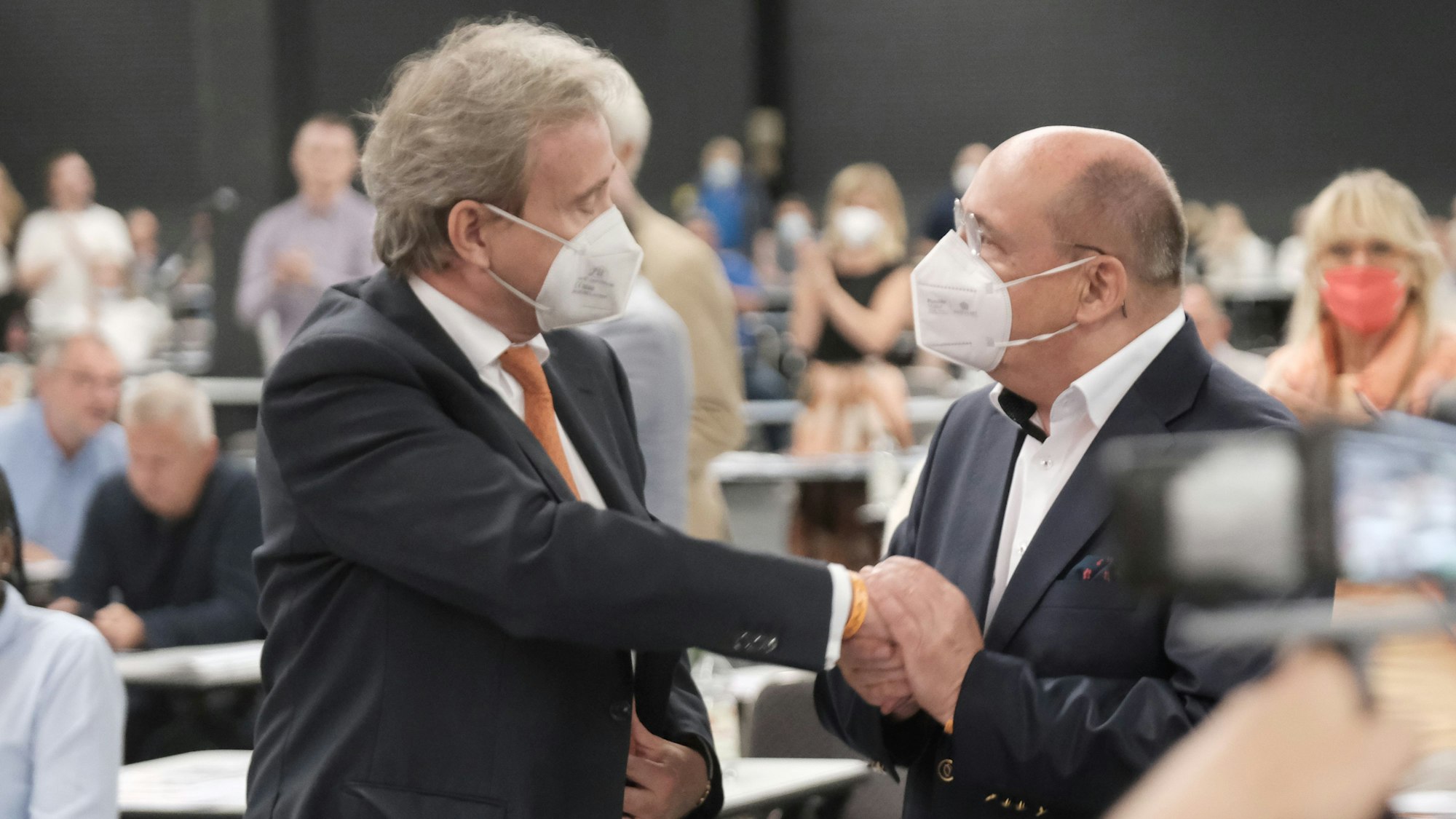 4. September 2021: Bernd Petelkau bleibt CDU-Parteivorsitzender, der unterlegene Bewerber Thomas Breuer (rechts) gratuliert ihm.