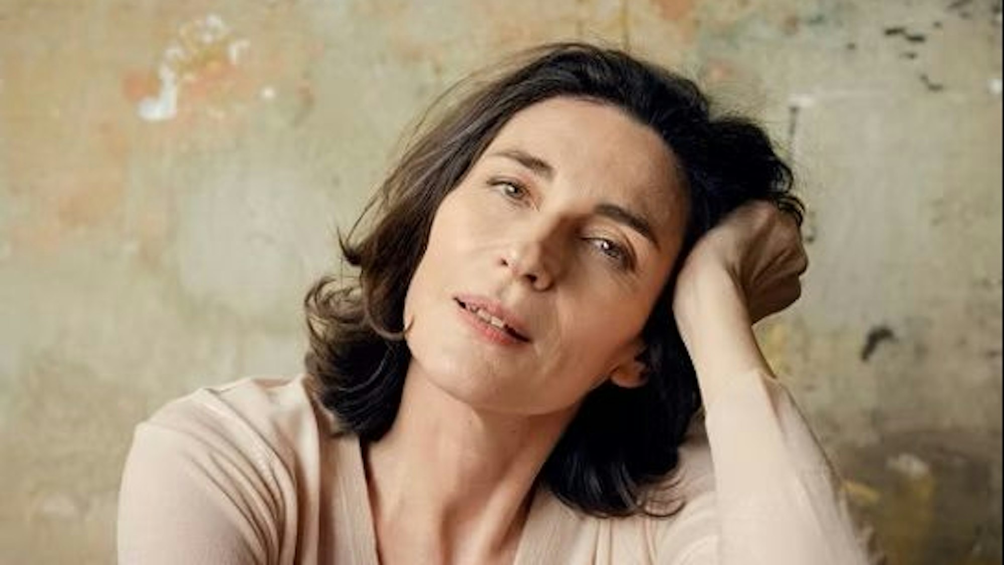 Eine Frau blickt ernst in die Kamera.