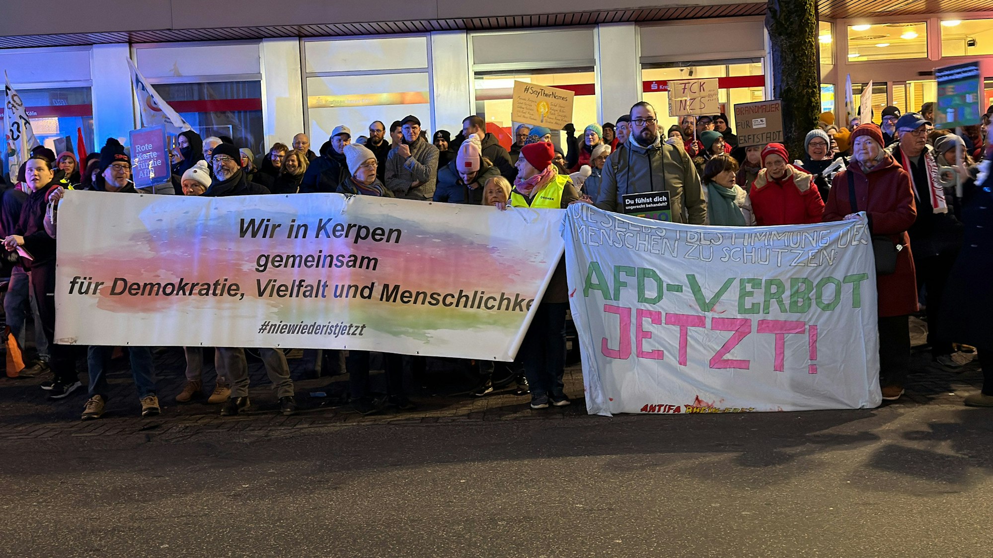 Gegenüber der Sportsbar erinnerten die Teilnehmenden mit einer Schweigeminute an die Opfer des Hanauer Mordanschlags vor sechs Jahren.