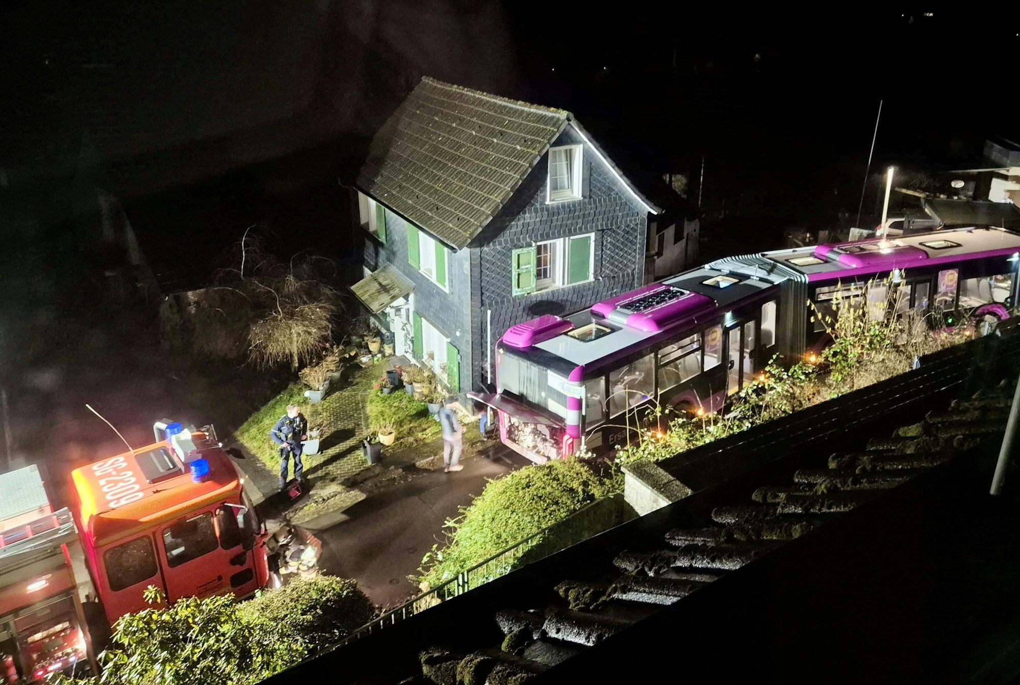 Einsatzkräfte begutachten einen feststeckenden Bus.